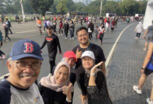Olahraga jalan kaki pagi hari di car free day untuk membantu pengelolaan diabetes